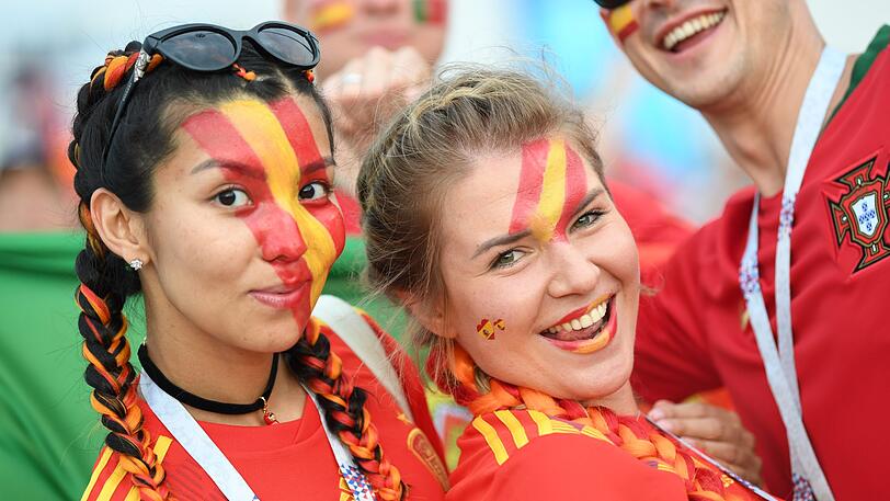 Bunt und lebendig: Fußball-Fans aus aller Herren Länder bevölkern während der WM die russischen Städte.