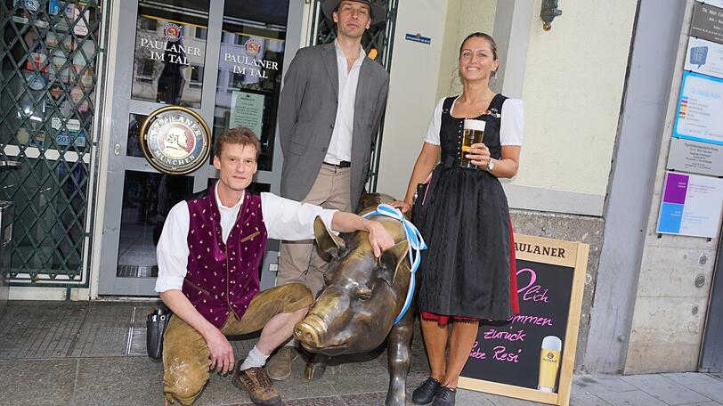 Bildhauer Martin Piehler (Mitte) hat Resis neuen Fuß gemacht.
