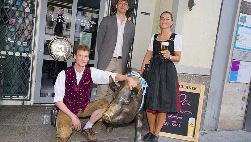 Bildhauer Martin Piehler (Mitte) hat Resis neuen Fuß gemacht. Bildhauer Martin Piehler (Mitte) hat Resis neuen Fuß gemacht.