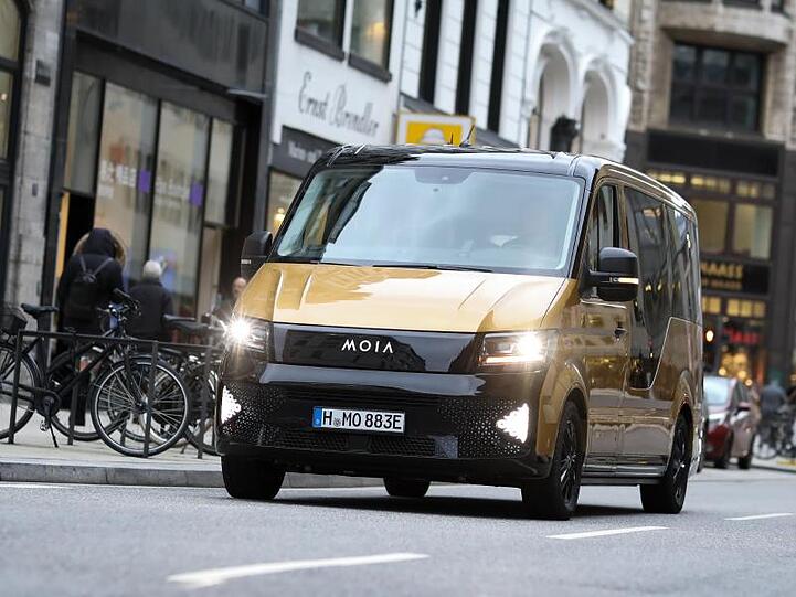 Der neue Hamburger Sammeltaxi-Dienst Moia kann seine Flotte nach einem Gerichtsbeschluss zunächst nicht wie geplant ausbauen.