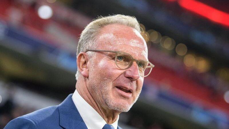 Karl-Heinz Rummenigge steht vor Spielbeginn am Spielfeldrand. Foto: Matthias Balk/dpa/Archivbild