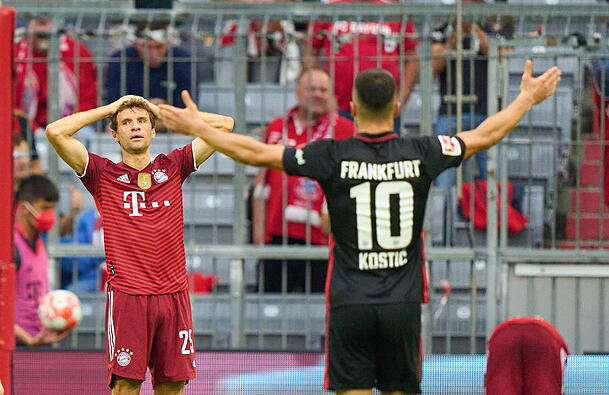 Filip Kostic (r.) und ein Kevin Trapp in Über-Form lassen den FC Bayern um Thomas Müller (l.) verzweifeln.
