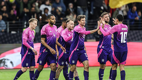 Jubel bei den DFB-Stars um Thomas Müller (mi.): Die deutsche Nationalmannschaft besiegt die Niederlande mit 2:1.