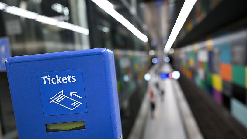 Wohl dem, der weiß, welches Ticket er für seine Fahrt in Bus und Bahn braucht. Ab 2027 soll in Bayern schrittweise eine Vereinfachung kommen. (Illustration) Wohl dem, der weiß, welches Ticket er für seine Fahrt in Bus und Bahn braucht. Ab 2027 soll in Bayern schrittweise eine Vereinfachung kommen. (Illustration)