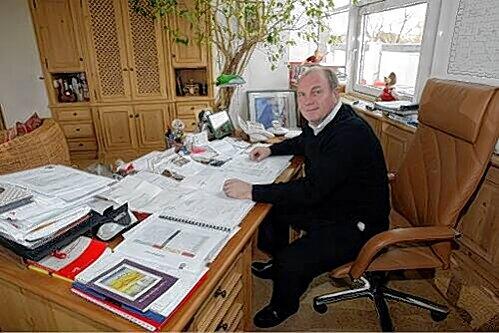 Er ist so etwas wie der Mann des Jahres: Uli Hoeneß, hier in seinem Büro an der Säbener Straße. Dort wird er künftig seltener sein.