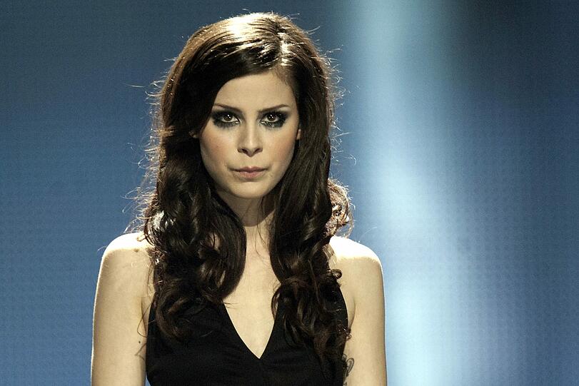 Allerdings hat sich ihr Style ein wenig verändert: Das Make-Up blasser, die Augen mit Kajal geschwärzt. Lena erinnert so schon fast an einen Vampir.
