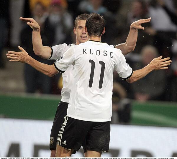 Witam! Willkommen daheim! Lukas Podolski (li.) und Miroslav Klose spielen erstmals in ihrem Heimatland.