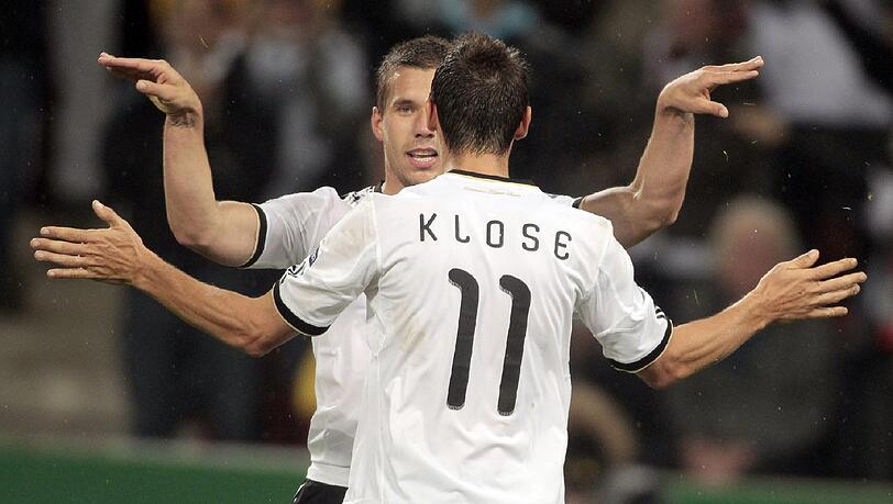 Witam! Willkommen daheim! Lukas Podolski (li.) und Miroslav Klose spielen erstmals in ihrem Heimatland. Witam! Willkommen daheim! Lukas Podolski (li.) und Miroslav Klose spielen erstmals in ihrem Heimatland.