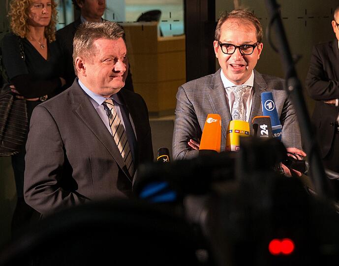 Nach einer 17-Stündigen Marathonsitzung haben sich Union und SPD auf einen  Koalitionsvertrag geeinigt.CSU-Generalsekretär Alexander Dobrindt (r.) und CDU-Generalsekretär Herman Gröhe geben nach den Koalitionsverhandlungen vor der SPD-Parteizentrale in Berlin Interviews.