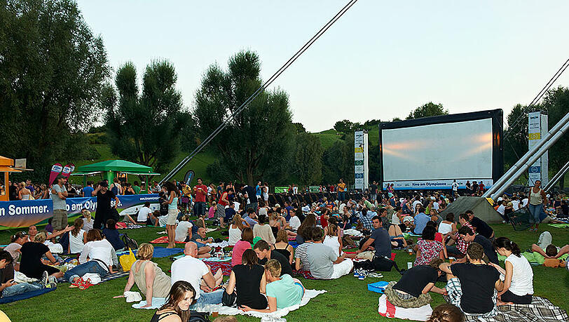 Am Dienstagabend heißt es: Film ab! im Open-Air-Kino am Olympiasee. Am Dienstagabend heißt es: Film ab! im Open-Air-Kino am Olympiasee.