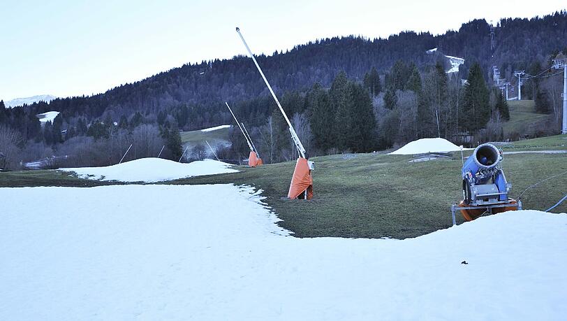 Trauriger Anblick: Der Gudiberg in Garmisch-Partenkirchen vor zwei Tagen. An Skifahren ist hier nicht zu denken. Trauriger Anblick: Der Gudiberg in Garmisch-Partenkirchen vor zwei Tagen. An Skifahren ist hier nicht zu denken.