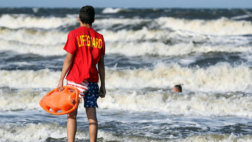 Ein Rettungsschwimmer beobachtet am Strand von Bansin auf Usedom einen Schwimmer. Foto: Tilo Wallrodt/Archiv Ein Rettungsschwimmer beobachtet am Strand von Bansin auf Usedom einen Schwimmer. Foto: Tilo Wallrodt/Archiv