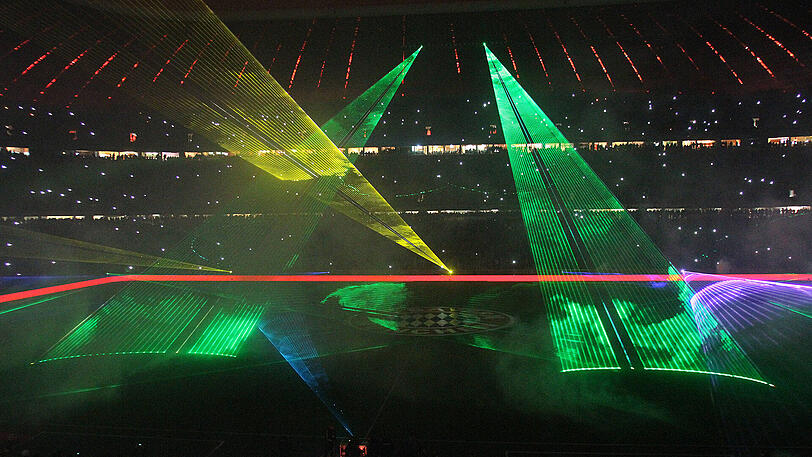 Dann wurde es ganz bunt. Mit Lasern, Nebeln und anderen Licht-Effekten wurden eindrucksvolle 3D-Bilder auf und um den Rasen gezeichnet.