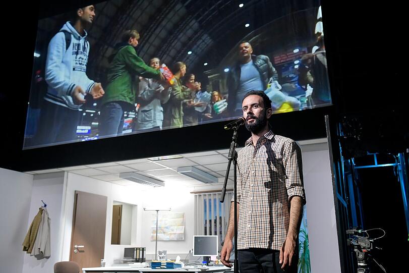 Raaed Al Kour im Vordergrund spielt sich selbst, denn der syrische Psychologe hat die ganze Asylantragsprozedur selbst durchlaufen. Im Hintergrund.