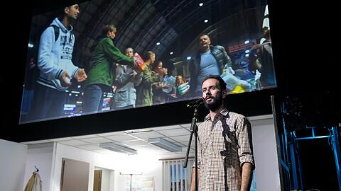 Raaed Al Kour im Vordergrund spielt sich selbst, denn der syrische Psychologe hat die ganze Asylantragsprozedur selbst durchlaufen. Im Hintergrund.