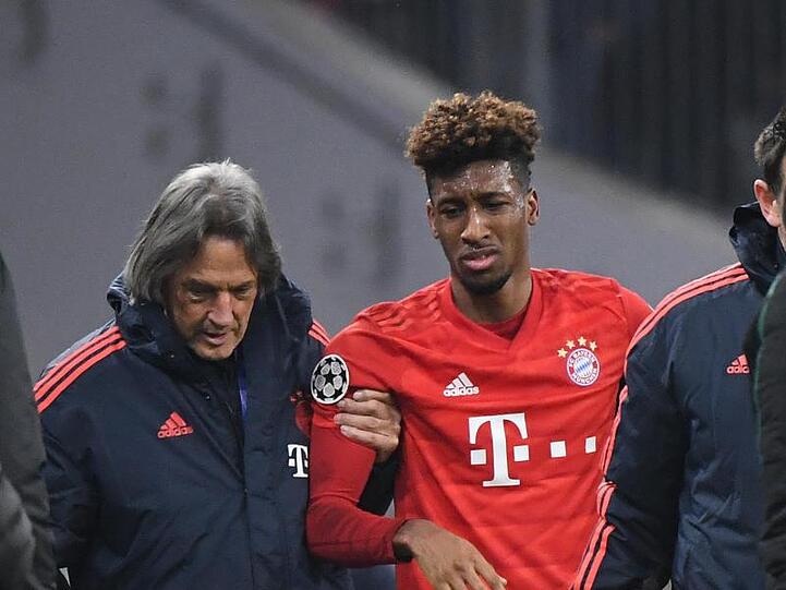 Kingsley Coman (r)wird vom Mannschaftsarzt der Bayern, Hans-Wilhelm Müller-Wohlfahrt verletzt vom Platz geführt. Foto: Matthias Balk/dpa