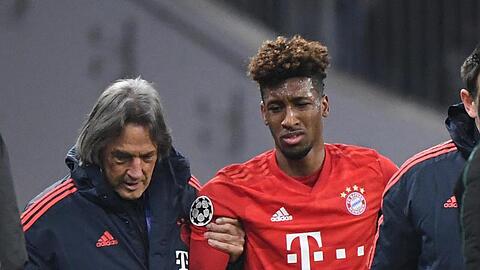 Kingsley Coman (r)wird vom Mannschaftsarzt der Bayern, Hans-Wilhelm Müller-Wohlfahrt verletzt vom Platz geführt. Foto: Matthias Balk/dpa