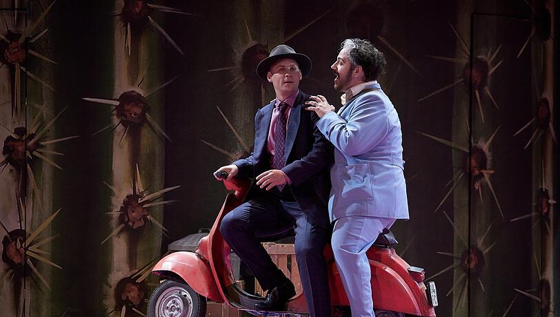 Gyula Rab als Almaviva und Matija Meic als Figaro in Gioachino Rossinis Oper "Il barbiere di Siviglia". Gyula Rab als Almaviva und Matija Meic als Figaro in Gioachino Rossinis Oper "Il barbiere di Siviglia".