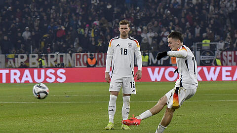 In der 50. Minute zwirbelt Florian Wirtz (r.) den Ball in Ronaldo-Manier ins Tor - da staunt auch Kollege Maximilian Mittelstädt im Hintergrund