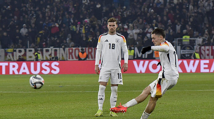 In der 50. Minute zwirbelt Florian Wirtz (r.) den Ball in Ronaldo-Manier ins Tor - da staunt auch Kollege Maximilian Mittelstädt im Hintergrund