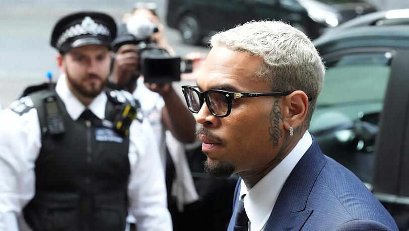 Der US-Sänger Chris Brown plädiert auf nicht schuldig.