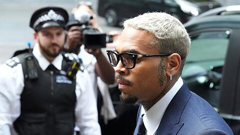 Der US-Sänger Chris Brown plädiert auf nicht schuldig.