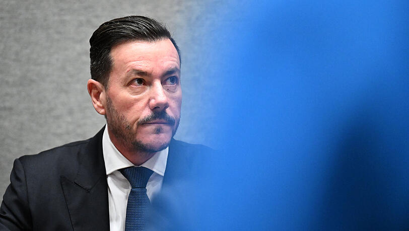 Der Angeklagte René Benko zu Beginn des zweiten Verhandlungstags. Die Staatsanwaltschaft wirft dem 48-jährigen Ex-Milliardär vor, seine Gläubiger geschädigt zu haben. Der Angeklagte René Benko zu Beginn des zweiten Verhandlungstags. Die Staatsanwaltschaft wirft dem 48-jährigen Ex-Milliardär vor, seine Gläubiger geschädigt zu haben.