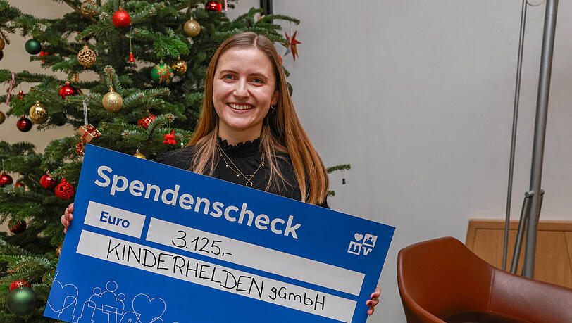 Marina Trabold von den KinderHelden bei der stimmungsvollen Feierstunde im Advent. Marina Trabold von den KinderHelden bei der stimmungsvollen Feierstunde im Advent.