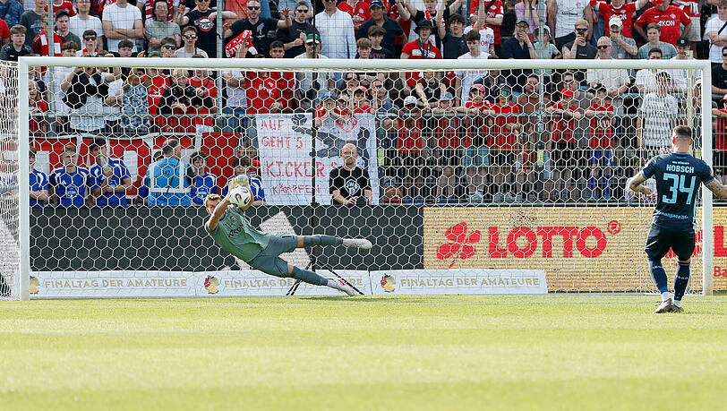 Kickers-Torwart Johann Hipper pariert den Elfmeter von Löwe Patrick Hobsch. Kickers-Torwart Johann Hipper pariert den Elfmeter von Löwe Patrick Hobsch.