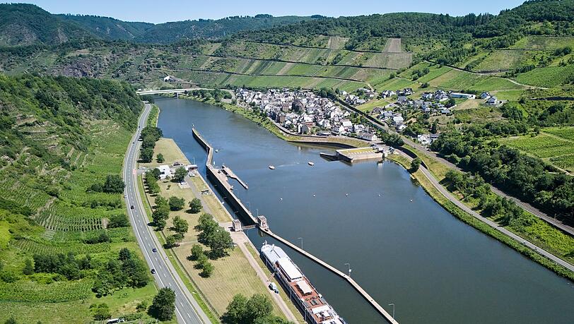 Nach einem Defekt an einem Fahrgastschiff fließen mehr als 100 Liter Diesel in die Mosel. (Symbolbild) Nach einem Defekt an einem Fahrgastschiff fließen mehr als 100 Liter Diesel in die Mosel. (Symbolbild)