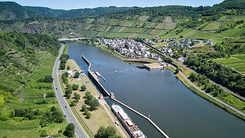 Nach einem Defekt an einem Fahrgastschiff flie&szlig;en mehr als 100 Liter Diesel in die Mosel. (Symbolbild)