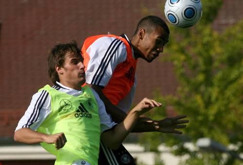 Fränkisches Trainings-Duell: Fürths Christopher Nöthe (links) zweiter Sieger gegen Eric Maxim Choupo-Moting vom Club.