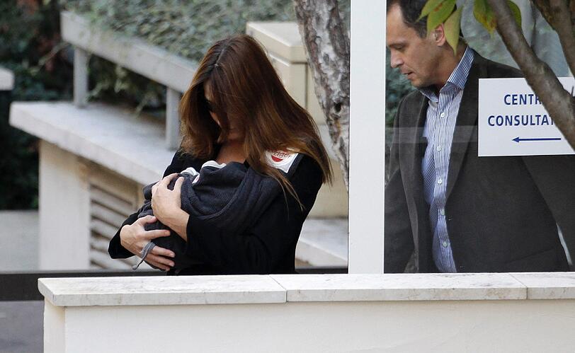 Frankreichs Präsidentengattin Carla Bruni-Sarkozy hat vier Tage nach der Geburt ihrer Tochter Giulia am Sonntag die Klinik in Paris verlassen.
