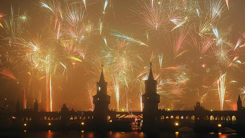 Silvesterhimmel über der Oberbaumbrücke in Berlin. Die Deutschen werden voraussichtlich 133 Millionen Euro zum Jahreswechsel in die Luft jagen.