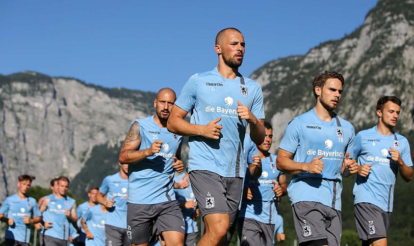 Löwen-Coach Bierofka ließ seine Mannschaft am Ankunftstag gleich nochmal ordentlich schwitzen - dafür gab's zur Belohnung ein Bad im Bach