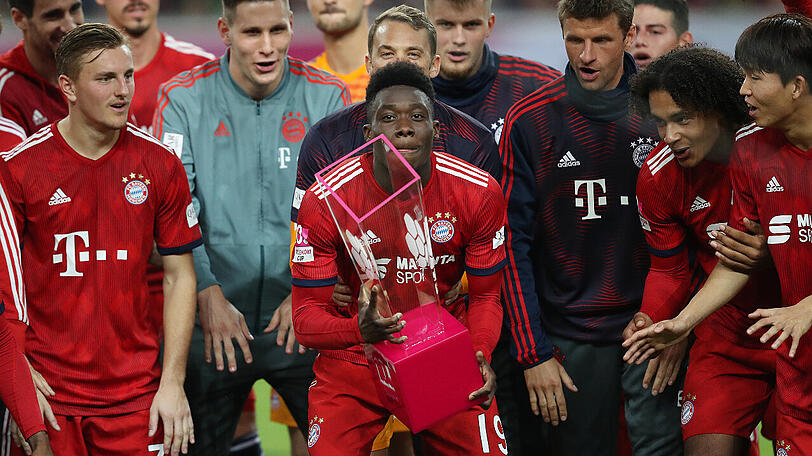 Triumph beim Telekom Cup: Alphonso Davies in Feierlaune.