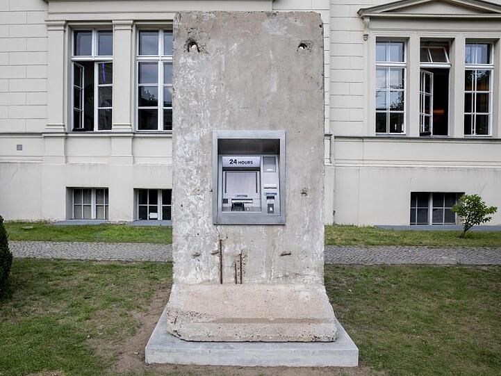 Die Skulptur "Statue of Liberty" des Künstlerduos Elmgreen und Dragset steht im Hof des Hamburger Bahnhofs.