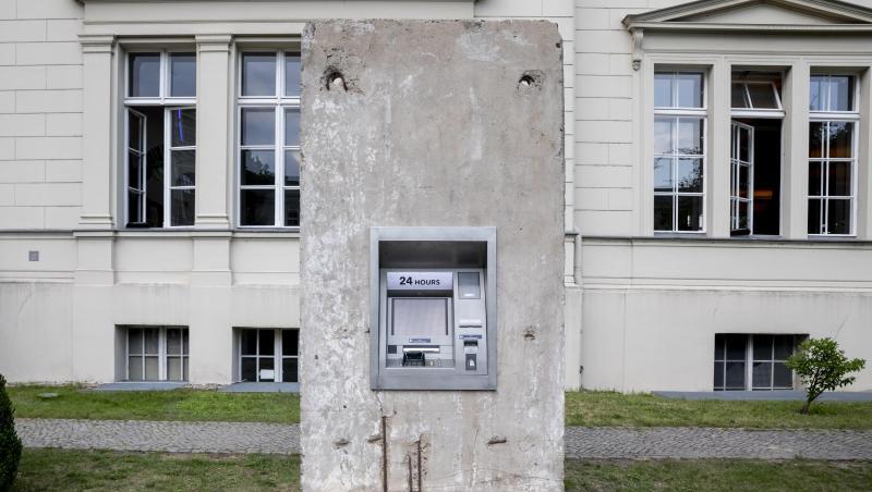 Die Skulptur "Statue of Liberty" des Künstlerduos Elmgreen und Dragset steht im Hof des Hamburger Bahnhofs. Die Skulptur "Statue of Liberty" des Künstlerduos Elmgreen und Dragset steht im Hof des Hamburger Bahnhofs.