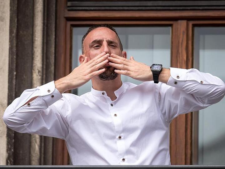 Franck Ribéry verabschiedet sich von den Fans bei der Meisterfeier. Foto: Sina Schuldt/Archiv