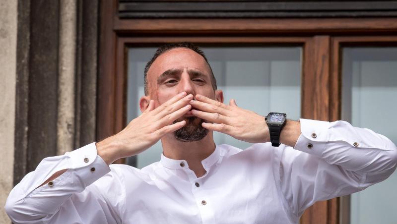 Franck Ribéry verabschiedet sich von den Fans bei der Meisterfeier. Foto: Sina Schuldt/Archiv Franck Ribéry verabschiedet sich von den Fans bei der Meisterfeier. Foto: Sina Schuldt/Archiv