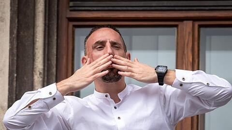 Franck Ribéry verabschiedet sich von den Fans bei der Meisterfeier. Foto: Sina Schuldt/Archiv
