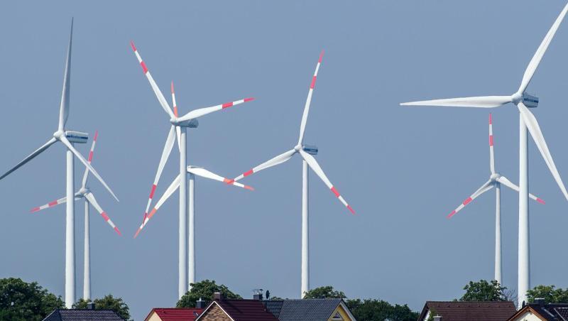 Ziemlich nah beieinander: Windräder und Einfamilienhäuser nahe Nauen in Brandenburg. Ziemlich nah beieinander: Windräder und Einfamilienhäuser nahe Nauen in Brandenburg.