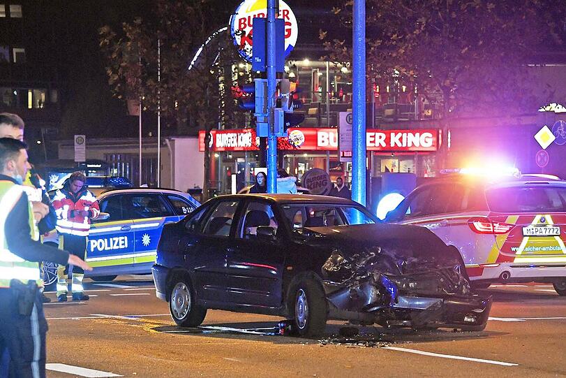 Freitagnacht ist es im Kreuzungsbereich Fürstenrieder Straße/Ecke Würmtalstraße zu einem Unfall mit zwei verletzten Personen gekommen.