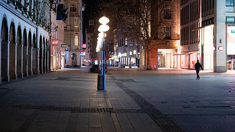 Dezember 2020: Der Abend vor Inkrafttreten des erneuten Lockdowns in Bayern: Die Fußgängerzone in München – (beinahe) menschenleer. Solche Bilder wird es vorerst nicht geben, die Hotspot-Regelung in Bayern wird vorerst ausgesetzt. (Archivbild)