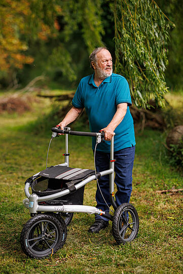 Fredl Fesl mit einem geländegängigen Rollator.