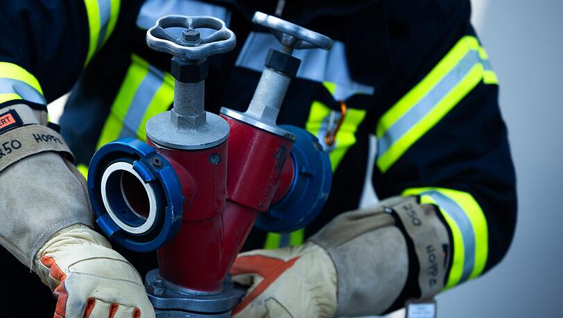 Feuerwehrleute löschen die Flammen. (Symbolbild) Feuerwehrleute löschen die Flammen. (Symbolbild)
