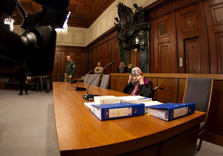 Er hat über Jahrzehnte hinweg mit seiner Tochter geschlafen, nun wurde ein 69 Jahre alter Rentner aus Bayern deswegen zu zwei Jahren und acht Monaten Haft verurteilt - die Bilder des Prozesses vor dem Landgericht Nürnberg.
