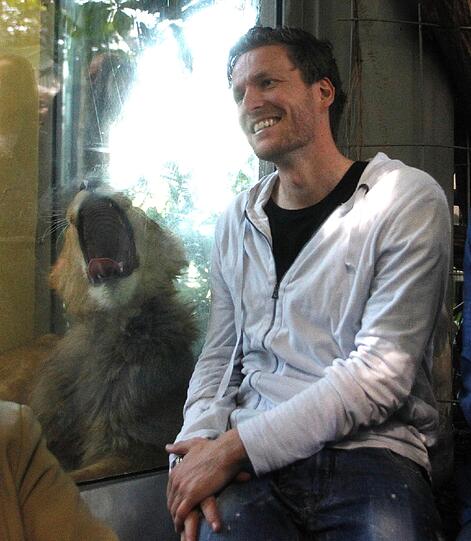 Zwei einjährige Löwenjungs wohnen seit einigen Tagen im Tierpark Hellabrunn. Und der TSV 1860 hat für sie eine Patenschaft übernommen. Klicken Sie durch die besten Aufnahmen von den verspielten Tieren!