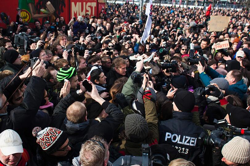 David Hasselhoff sorgte mit seinem Erscheinen für einen wahren Menschenauflauf in Berlin. Weitere Bilder zum Durchklicken.
