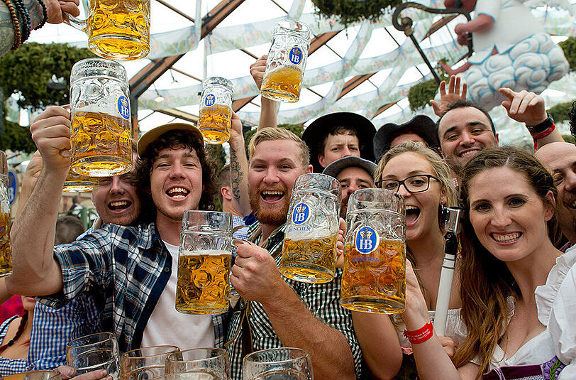 Volle Krüge und lachende Gesichter im Hofbräu-Festzelt.